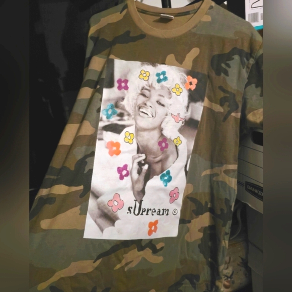 Supreme Icon Super Model Naomi campbell 90s flower graphic camo tshirt designer
